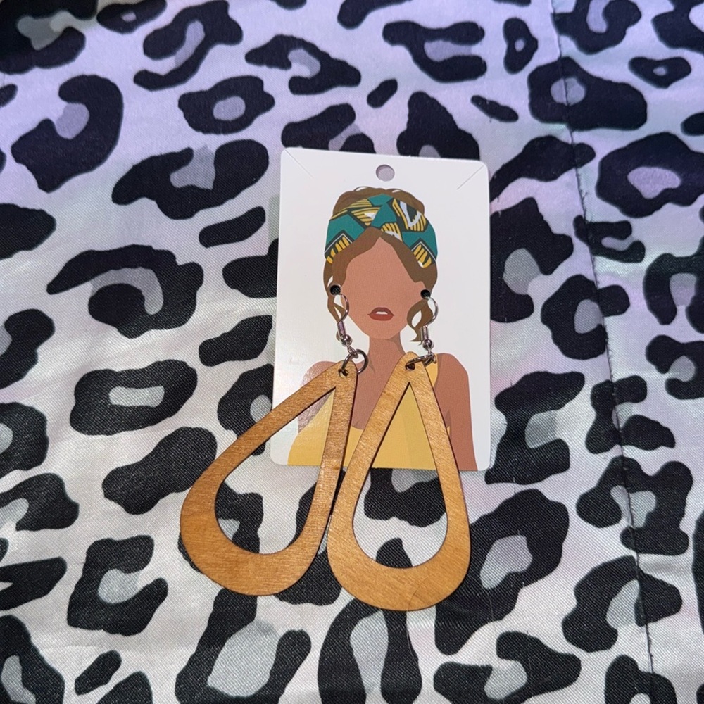 Cute lightweight laser cut teardrop shape earrings